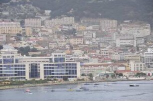 City von Gibraltar : Blick vom Hafenbecken auf die City. Aufgenommen am 14. Oktober 2009 in Gibraltar