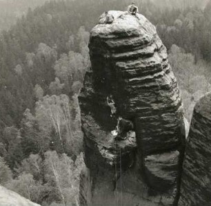 Sächsische Schweiz. Rauschengrund bei Schmilka, Winklerturm. Bernd Arnold mit Gisbert Ludewig an der "Schwarzen Maske", Erstbegehung am 24. April 1983