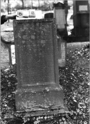 Grabstein 578 (Index: 99790967) Maße HxBxT: 141x67x41 cm Symbolik: nach unten gehaltene Fackeln: Grabstein 578
