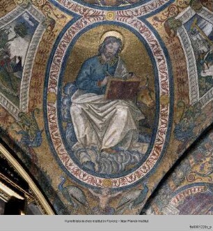 Christus Pantokrator mit den vier Evangelisten und Szenen aus der Kreuzlegende und Heiligen in den Zwickelfeldern : Christus Pantokrator mit den vier Evangelisten und Szenen aus der Kreuzlegende