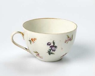 Tasse mit Goldrand und Blumenmotiven