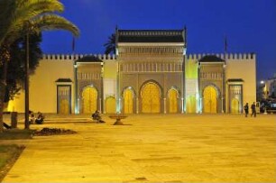 Fes - Palais Royal : Das Tor zum Königspalast mit sieben Türen wurden 1971 in traditioneller Bauweise errichtet. Aufgenommen in Fes am 26. Oktober 2010