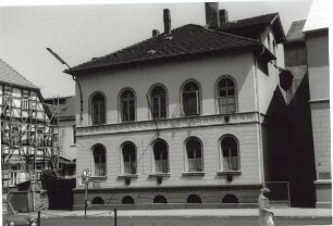 Hornsche Straße 38, Detmold. Münsterberg, heute Sitz der christilich-Jüdischen Gesellschaft (später verschoben),. links daneben: Farben Vollmer, Fachwerkhaus mit Gerüst, später abgerissen
