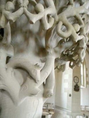 Alexanderkirche - Langhaus Innen - Steinkanzel - Ornamentik dreidimensionales Rankenwerk im Detail_02