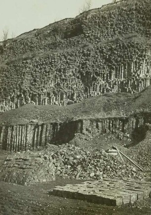 Basaltbruch Eckartsberg bei Zittau : Der Eckartsberg nördlich Zittau (Mittelherwigsdorf-Eckartsberg). Basaltbruch mit Säulen- und Kugelbasalt und waagerechten Verwitterungsfugen