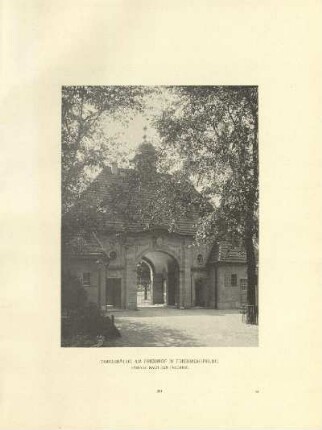 Torgebäude am Friedhof in Friedrichsfelde. Fassade nach dem Friedhof