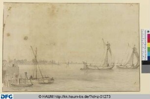 Segelboote auf dem Wasser, links Anlegestelle