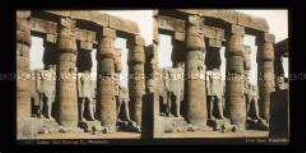 Luxor-Tempel, Kolonaden und Statuen im erste Hof vom Ramses II., Luxor