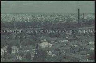 Blick auf eine Industrieanlage in einer Stadt