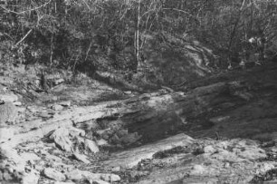 Einfallende Sandsteinplatten : Landschaft mit Gesteinsschichten