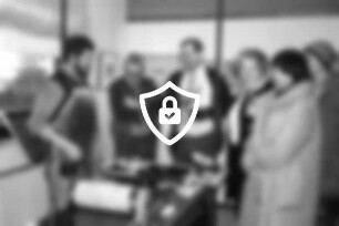 [Name maskiert] und [Name maskiert] Stiften von Bildern durch Versteigerung für [Name maskiert] zur Restaurierung der Kupfermühle: Galerie beim Zeugamt: [Name maskiert] mit Besuchern bei der Vorführung der Druckpresse