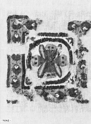 Fragmente einer quadratischen Wirkerei mit pflanzlichen Motiven