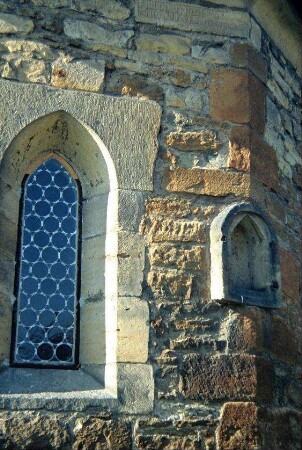 Außenseite Chor der Kirche mit Spitzbogenfenster, Heiligennische, Inschriftstein