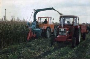 Fotografie: Erntetechnik, Silomais, Maishäcksler angebaut, Rückfahreinrichtung