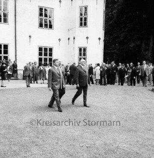 Diplomaten beim Besuch des Schlossmuseums: im Beisein von Ministerpräsident Helmut Lemke, stellvertretendem Bürgervorsteher Heinz Beusen, Bürgermeister Manfred Samusch