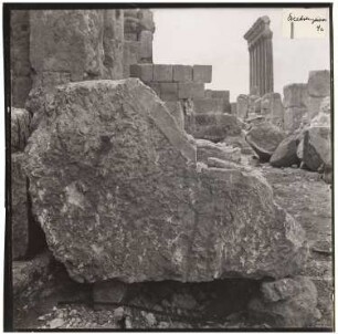 Gebälkfragment, Baalbek: Blick in Richtung Jupitertempel