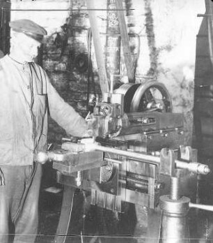 Hobeln einer Ventilzugstange : Technikgeschichte | Technologie | Maschinenbau und Eisengiesserei | Dampfmaschinenbau | Cottbusser Maschinenbau-Anstalt und Eisengießerei AG