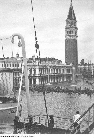 Venedig, Markusplatz mit Campanile : Blick vom Canale di San Marco zur Piazza di San Marco (Markusplatz) mit dem Campanile (Markusturm)