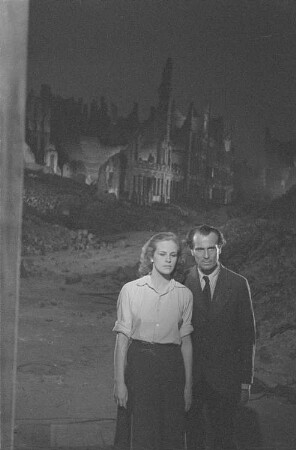 Aufnahmen vom Dreh des ersten deutschen Trümmerfilms "Die Mörder sind unter uns" durch die DEFA : Szene mit Hildegard Knef und Ernst Wilhelm Borchert