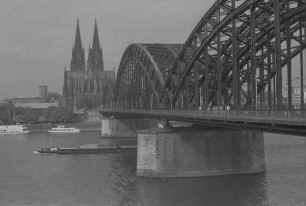 Köln: Hohenzollernbrücke mit Dom, vom Deutzer Ufer