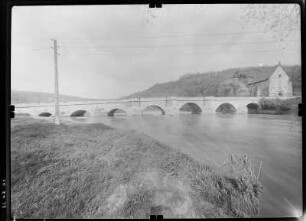 Creuzburg. Werrabrücke (Baubeginn 1223, Fußgängerbrücke über die Werra) mit Liboriuskapelle (Baubeginn 1499)