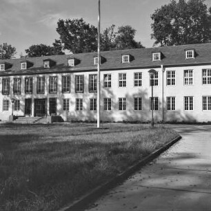 Fahnenmast vor Kasernengebäude