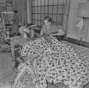 Vegro Wilthen : Wilthen. VEB Vegro. Blick in die Industriehalle mit Schneiderin an der Nähmaschine