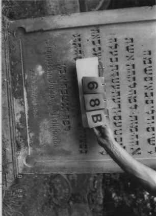 Grabstein 68 (Index: 100110826) Material: Sandstein Zustand: Giebel beschädigt mit geringem Textverlust, schwarz ausgemalte Schrift Maße HxBxT: 160x103x29 cm Beschreibung: Stele, Sockel profiliert, Rundbogenabschluß mit Rundbogenfries und Verdachung, Schriftfelder eingetieft Besonderheit: kulturhistorisch wertvoll / hist.-wiss. Gründe (Gemeindestellung): Grabstein 68B