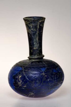 Blaue Flasche mit Rankenornament