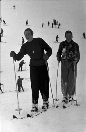 Muggenbrunn: Helga Axt und Schwester auf Skiern