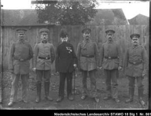 Arbeiter Wilhelm Lampe aus Wolfenbüttel, Johannisstr.1, als Sergeant des alten Braunschweigischen Infanterieregiments Enthält: Gruppenaufnahme von Lampe in Uniform mit fünf Soldaten