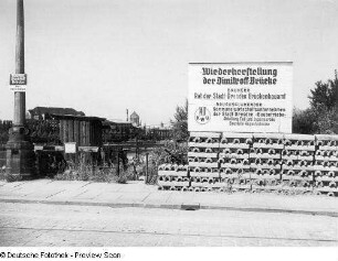 Dresden, Wiederaufbau der Augustusbrücke : Dresden. Augustusbrücke, Wiederaufbau 1948/1949. Bautafel auf der Neustädter Seite