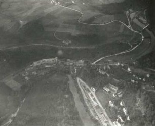 Drebach-Scharfenstein. Ortsansicht mit Fabrikanlage und Burg an einer Zschopauschlinge. Luftbildschrägaufnahme von Süd-Südosten