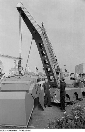 Kräne auf der Leipziger Herbstmesse 1954