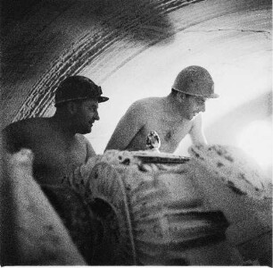 Sondershausen. Kalibergwerk. Zwei Bergmänner an einem Aggregat (Bohrwagen?)