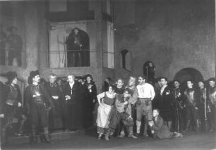 Das Nachfolge Christi-Spiel. Dramatische Dichtung von Max Mell. Staatsschauspiel Dresden, Dresdner Erstaufführung 28.03.1929 : Szene mit Posse als Leutnant, Decarli als Hauptmann, Schröder als Schloßpfarrer, Lindner als Schloßherr, Hacker als Kucheldirn, Hoffmann als Zwigott, Hellberg als Glasjung, Kottenkamp als der bloße Pankarter, Kleinoschegg als Thomerl, Ostwald als Kötznickel und Ponto als Graf Montacuto