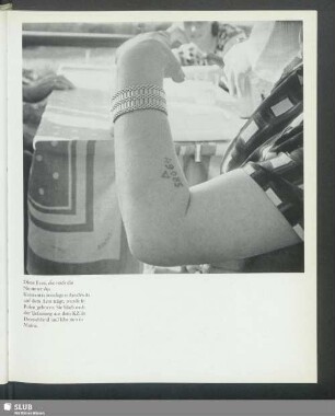 Diese Frau, die noch die Nummer des Konzentrationslagers Auschwitz auf dem Arm trägt, wurde in Polen geboren
