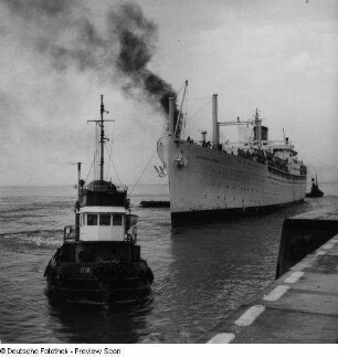 Bremerhaven. Columbus-Kai. Bugsierdampfer "Stur´" schleppt Passagierdampfer "Seven Seas" zum Liegeplatz