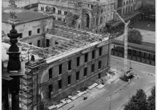 Blick vom Berliner Dom auf die zum Teil eingerüstete Fassade des Alten Museums