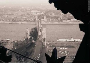 Köln: Blick vom Dom, Durchblick auf Hohenzollernbrücke