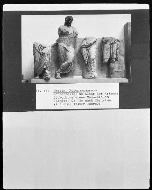 Götterrelief am Altar der Artemis Leukophryene aus Magnesia am Mäander