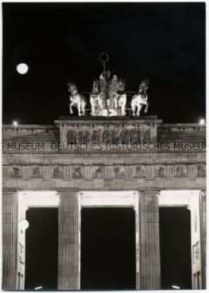 Berlin, Brandenburger Tor mit Quadriga bei Nacht