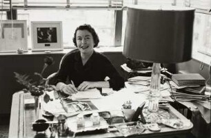 Die Chefredakteurin der Mademoiselle Betsy Blackwell in ihrem Büro
