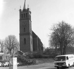 Müncheberg, Ernst-Thälmann-Straße 52. Stadtkirche Müncheberg (Feldstein; 1251/1300, 1817/1827 Turmneubau; K. F. Schinkel, 1992 Wiederaufbau). Straßenansicht von Westen