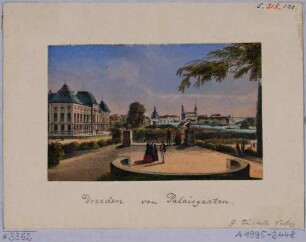 Stadtansicht von Dresden, Blick von der Terrasse des Japanischen Palais auf das Japanische Palais und die Altstadt, im Vordergrund Spaziergänger