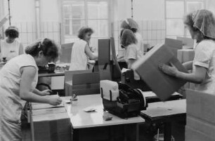 Arbeiterinnen im VEB Dresdner Süßwarenfabriken Elbflorenz