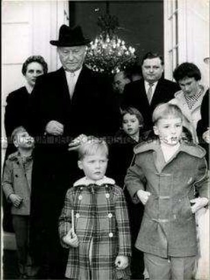 Feier zum 82. Geburtstag von Konrad Adenauer mit Enkelkindern