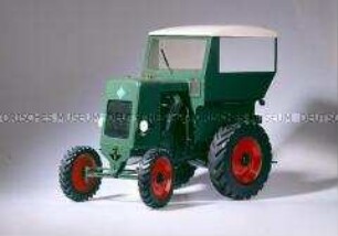 Modell des Traktors Aktivist (ab 1949 im VEB Brandenburger Traktorenwerke produziert)
