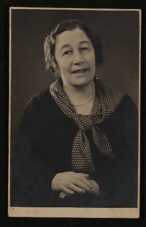 Gerty von Hofmannsthal mit gepunktetem Halstuch