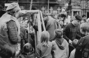 Kinderfest auf dem auf Initiative des Grafikers Manfred Butzmann errichteten Spielplatz (in der Mitte der Maler Martin Hoffmann ?)